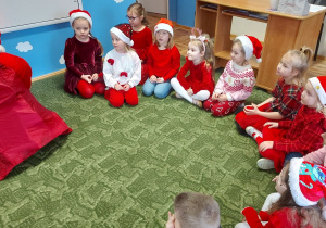 Spotkanie dzieci z Mikołajem