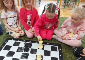 Dzieci w trakcie zajęć szachowych