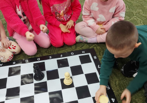 Dzieci w trakcie zajęć szachowych