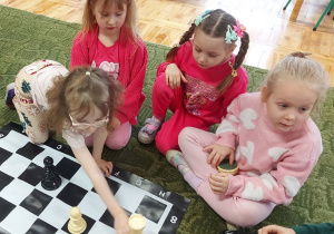 Dzieci w trakcie zajęć szachowych