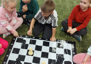 Dzieci w trakcie zajęć szachowych