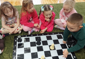 Dzieci w trakcie zajęć szachowych