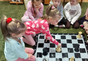 Dzieci w trakcie zajęć szachowych