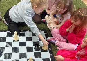Dzieci w trakcie zajęć szachowych