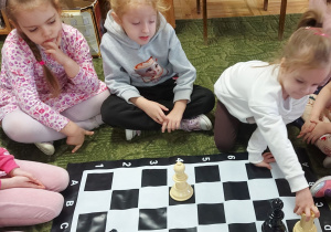Dzieci w trakcie zajęć szachowych