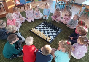 Dzieci w trakcie zajęć szachowych