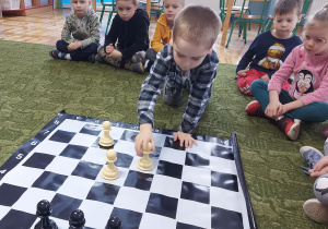 Dzieci w trakcie zajęć szachowych