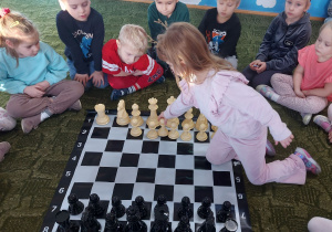 Dzieci w trakcie zajęć szachowych