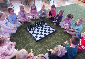 Dzieci w trakcie zajęć szachowych