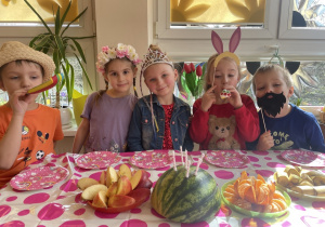 Dzieci pozują do zdjęcia w trakcie zdrowych, owocowych urodzin