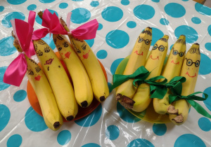 Przystrojone, urodzinowe banany