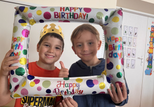 Chłopcu uśmiechają się