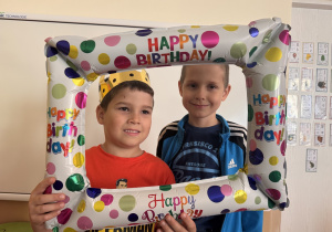 Chłopcy pozuja do zdjęcia urodzinowego