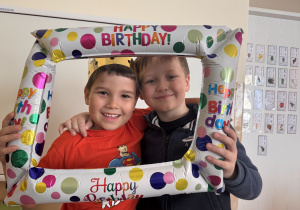 Chłopcy pozuja do zdjęcia