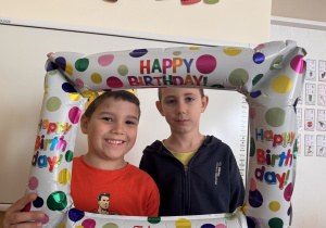 Chłopcy pozuja do zdjęcia urodzinowego