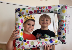 Chłopcy pozują do zdjęcia.