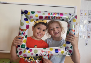 Chłopcy uśmiechają się do zdjęcia