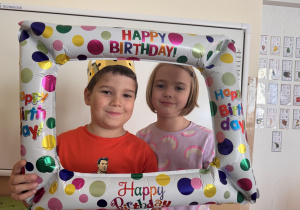 Chłopiec i dzieczynka pozują do zdjęcia