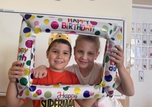 Chłopiec i dzieczynka pozują do zdjęcia