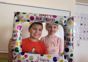 Chłopiec i dzieczynka pozują do zdjęcia