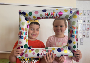 Chłopiec i dzieczynka pozują do zdjęcia