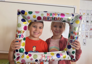 Chłopiec i dzieczynka pozują do zdjęcia