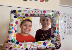 Chłopiec i dzieczynka pozują do zdjęcia