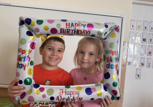 Chłopiec i dzieczynka pozują do zdjęcia