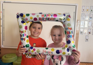 Chłopiec i dzieczynka pozują do zdjęcia