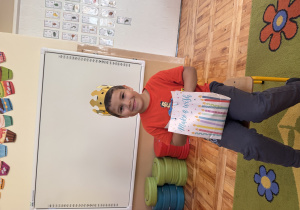 Chłopiec siedzi w koronie