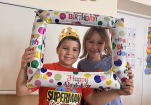 Chłpiec i dziewczynka pozują do zdjęcia.