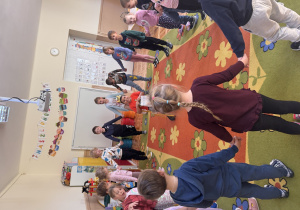 Dzieci tańczą w kole