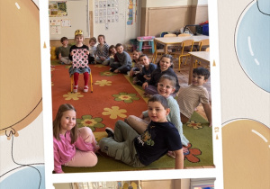 Dzieci pozują do zdjęcia