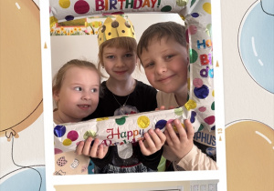 Dzieci pozują do zdjęcia