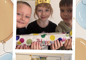 Dzieci pozują do zdjęcia