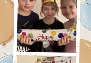 Dzieci pozują do zdjęcia