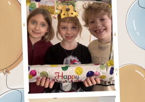 Dzieci pozują do zdjęcia