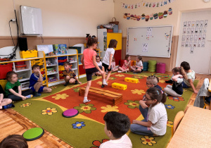 Dzieci biorą udział w zabawach ruchowych w sali