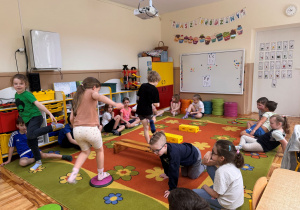 Dzieci biorą udział w zabawach ruchowych w sali
