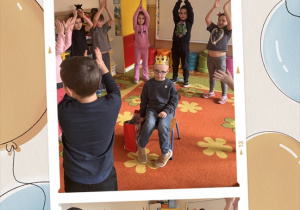 Dzieci stoją w kole i klaszczą