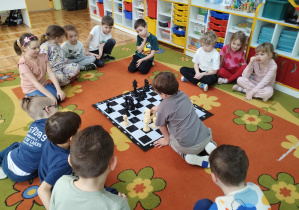 Dzieci uczą się grać w szachy