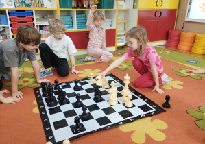 Dzieci uczą się grać w szachy