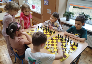 Dzieci rozgrywają partie szachów