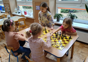 Dziewczyny rozgrywają partie szachów