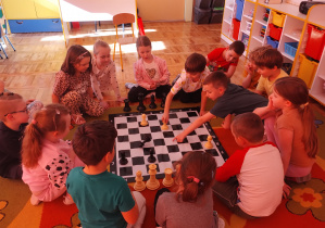 Dzieci uczą się grać w szachy